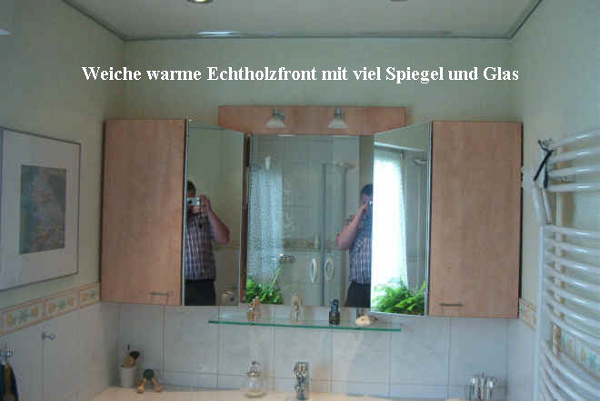 Weiche warme Echtholzfront mit viel Spiegel und Glas