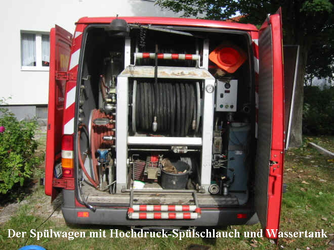 Der Sp�lwagen mit Hochdruck-Sp�lschlauch und Wassertank